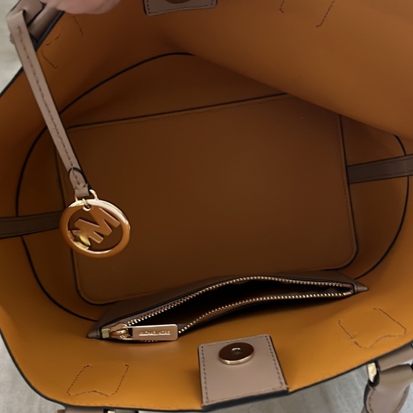 Michael Kors tan tote/crossbody. - Picture 5 of 6